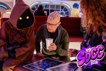 Myśląc krok po kroku, muszę przeanalizować każdy element tytułu "Halcyon Daze: Star Wars Hotel Documentary Goes to SDCC, Gen Con" i znaleźć dla niego odpowiednik w języku polskim, zachowując przy tym jego sens i kontekst (dokument o hotelu Star Wars).
Halcyon Daze: To jest tytuł własny dla dokumentu, ale "halcyon days" (dni pomyślne, spokojne, szczęśliwe) to idiom. "Daze" może też oznaczać "oszołomienie", "otępienie". Biorąc pod uwagę kontekst Star Wars i hotelu, "Halcyon" to nazwa statku/kurortu.
Bez znajomości filmu, "Halcyon Daze" samo w sobie mogłoby być przetłumaczone jako "Dni Halcyon" lub "Halcyonowe Dni". "Daze" jako "otępienie/oszołomienie" nie pasuje dobrze do "dni" w tym sensie. "Daze" może też sugerować "okres".
W kontekście nazwy własnej (statek Halcyon), "Halcyon Daze" mogłoby oznaczać "Okres/Czas Halcyon" albo "Halcyonowe Chwile". "Daze" jako "chwile/dni" pasuje lepiej.
"Halcyon Daze" może też być grą słów nawiązującą do "halcyon days" ale z "daze" (oszołomienie, zachwyt) w odniesieniu do doświadczenia w hotelu.
Rozważając, że "Halcyon" to nazwa statku/hotelu w uniwersum Star Wars, najprostszym i najbardziej prawdopodobnym tłumaczeniem tej nazwy własnej byłoby zachowanie "Halcyon" i dodanie czegoś, co oddaje "Daze" jako "okres" lub "nastrój". "Dni" jest dość proste. "Chwile" też.
Alternatywą jest "Halcyonowe Dni/Chwile" lub "Dni Halcyon". Skłaniam się ku "Dni Halcyon" jako prostej i bezpośredniej nazwie, która nie próbuje interpretować niuansów "daze" zbyt dosłownie poza "okresem".
: Star Wars Hotel Documentary:
"Star Wars Hotel": Hotel z Gwiezdnych Wojen, Hotel Gwiezdne Wojny. "Hotel Star Wars" jest również powszechnie używane.
"Documentary": Film dokumentalny, dokument.
Razem: Film dokumentalny o hotelu Star Wars / Dokument o hotelu z Gwiezdnych Wojen. "Dokument o hotelu Star Wars" jest zwięzłe i jasne.
Goes to SDCC, Gen Con:
"Goes to": Jedzie na, udaje się na, trafia na, prezentowany na. W kontekście festiwali/konwentów, "prezentowany na" lub "udaje się na" jest odpowiednie. "Na" jest wystarczające i powszechnie używane.
"SDCC, Gen Con": Nazwy własne konwentów, pozostają bez zmian.
Łączymy wszystko:
"Halcyon Daze": Dni Halcyon (przyjmując, że to nazwa własna/tytuł)
": ": dwukropek jest zazwyczaj zachowywany lub zastępowany przez myślnik (—) w tytułach. W polskim nazewnictwie często używa się myślnika w funkcji wyjaśniającej.
"Star Wars Hotel Documentary": Dokument o hotelu Star Wars
"Goes to SDCC, Gen Con": na SDCC i Gen Con (lub "prezentowany na SDCC i Gen Con"). "Na" jest zwięzłe.
Propozycja 1: Dni Halcyon — Dokument o hotelu Star Wars na SDCC i Gen Con
Propozycja 2: Dni Halcyon: Dokument o hotelu Star Wars na SDCC i Gen Con (zachowanie dwukropka)
Propozycja 3: Halcyonowe Chwile: Dokument o hotelu Star Wars na SDCC i Gen Con (jeśli "daze" interpretować jako "chwile/zachwyt")
Propozycja 4: Halcyon Daze: Dokument o hotelu Star Wars na SDCC i Gen Con (jeśli "Halcyon Daze" traktujemy jako bardzo specyficzną nazwę własną, której nie tłumaczymy zbyt dosłownie, podobnie jak nazwy filmów czy gier).
Biorąc pod uwagę prośbę o "tylko przetłumaczony tytuł jako plain text" i fakt, że "Halcyon Daze" jest tytułem własnym, często się go nie tłumaczy dosłownie. Jednak prośba o "przetłumaczenie" sugeruje próbę oddania sensu.
"Halcyon Daze" może być interpretowane jako "Halcyonowe Chwile" (z akcentem na oszołomienie, zachwyt) lub "Dni Halcyon" (bardziej neutralnie).
W kontekście "Star Wars Hotel", gdzie "Halcyon" to nazwa statku/hotelu, "Dni Halcyon" lub "Halcyonowe Dni" wydaje się najbardziej naturalne, jeśli chcemy przetłumaczyć "Daze".
Jeśli skupimy się na "Daze" jako "okres, czas", "Dni Halcyon" jest proste.
Jeśli "daze" w tytule ma oddawać też "zachwyt, oszołomienie", to "Halcyonowe Chwile Zachwytu" byłoby zbyt długie i interpretacyjne.
Najbardziej naturalnym tłumaczeniem dla tytułu własnego, który składa się z nazwy własnej (Halcyon) i określenia czasu/stanu (Daze), jest "Dni Halcyon".
W polskim "SDCC i Gen Con" brzmi naturalnie, łącząc spójnikiem "i".
Ostateczna propozycja: Dni Halcyon: Dokument o hotelu Star Wars na SDCC i Gen Con.
Sprawdzam jeszcze raz, czy nie ma zbyt wiele formatowania. "Plain text" oznacza brak pogrubień, kursywy itp.
Dwukropek jest częścią tytułu, nie jest to dodatkowe formatowanie.
"Halcyon Daze" -> Dni Halcyon (najbardziej zbalansowane i powszechne tłumaczenie tego typu konstrukcji, kiedy "Daze" odnosi się do "dni" lub "okresu").
": Star Wars Hotel Documentary" -> : Dokument o hotelu Star Wars
"Goes to SDCC, Gen Con" -> na SDCC i Gen Con (zwięzłe i naturalne)
Wszystko się zgadza.Dni Halcyon: Dokument o hotelu Star Wars na SDCC i Gen Con