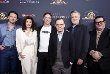 Myślę, że mogę to przetłumaczyć na "Kosmiczne jaja atakują halę H na SDCC – Nowy materiał filmowy ma premierę 24 lipca".